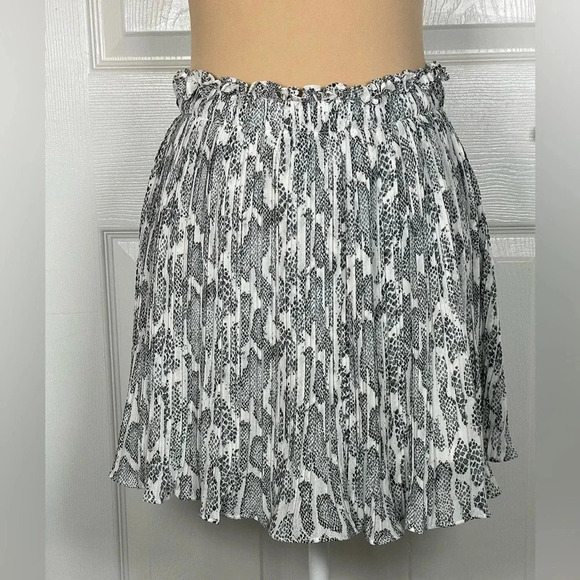 She+Sky Snake Print Smocked Skort Medium - Picture 3 of 7